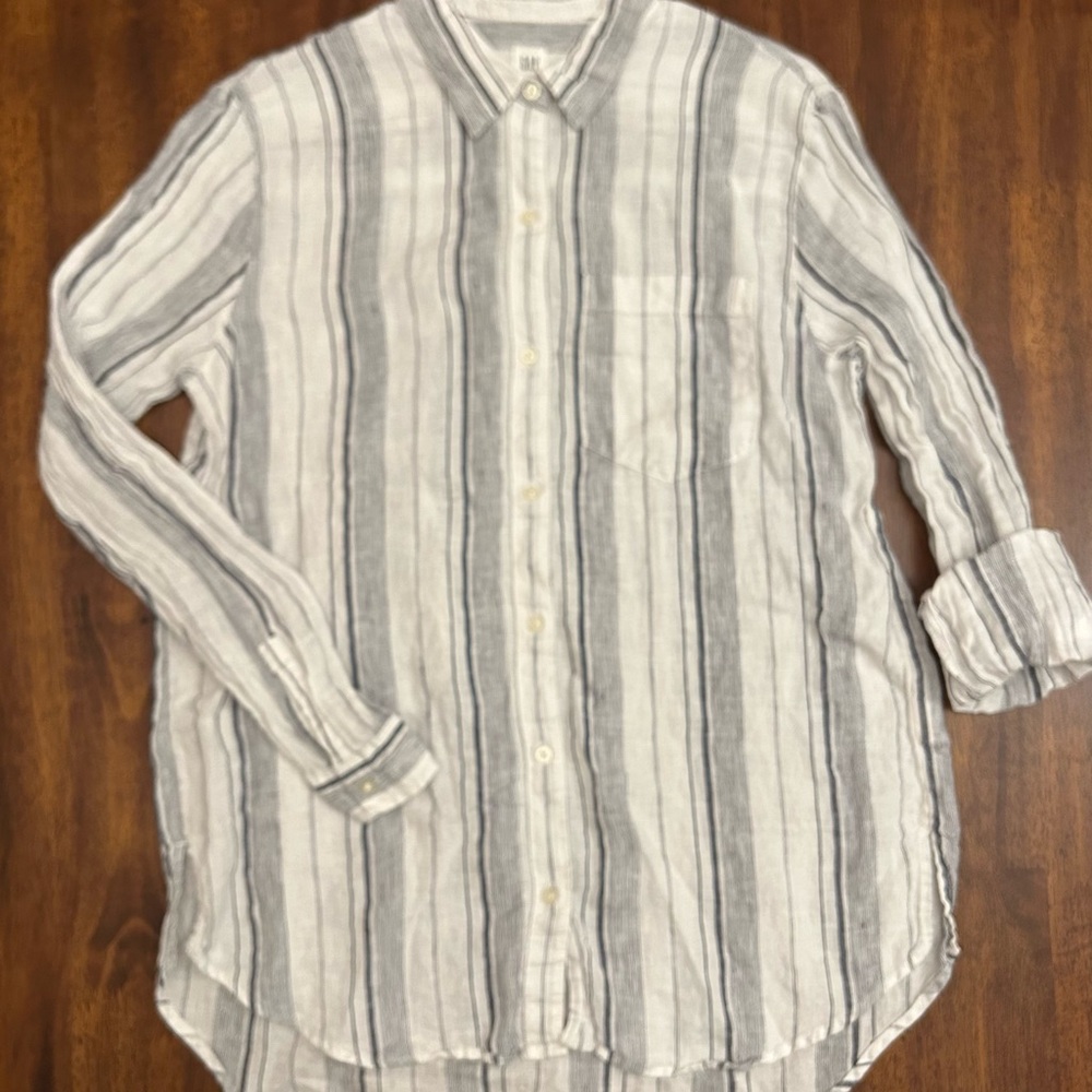GAP Gray and White Casual Button Down Shirt